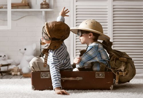 to rejseklare børn i en kuffert