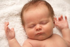 Er det normalt, at min baby ikke græder?