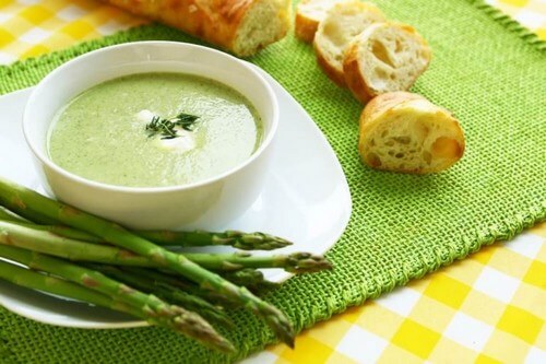 Aspargessuppe med brød til