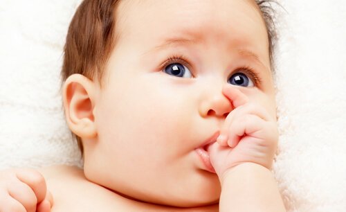 baby der sutter på sin tommelfinger
