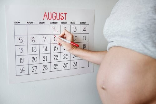 Gravid kvinde tæller ned til fødslen