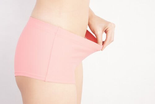 kvinde der løfter ud i sine trusser