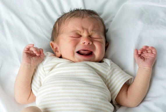 lille baby der græder i seng