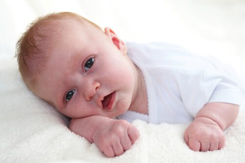 lille baby på blødt tæppe