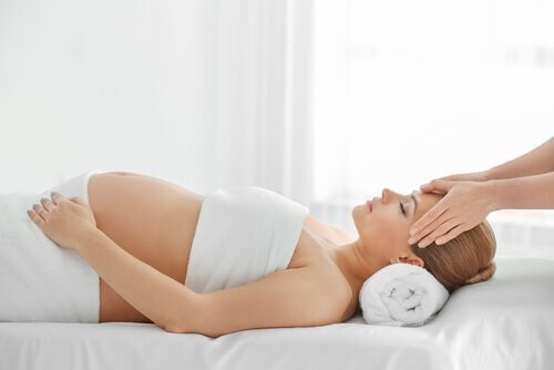 Gravid kvinde får afslappende massage
