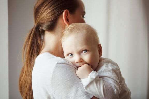 mor der holder sin baby