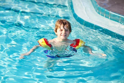 Dreng i svømmebassin med klor