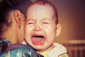 Hvorfor vågner min baby altid op grædende?
