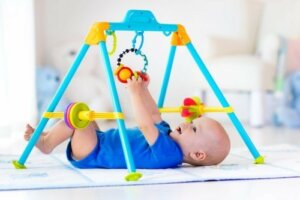 Aktivitetsstativer og parkaktiviteter for babyer