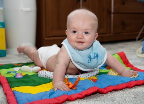 baby på tæppe