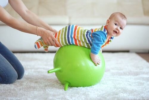 Aktivitetsstativer og legebolde er sundt for babyens udvikling