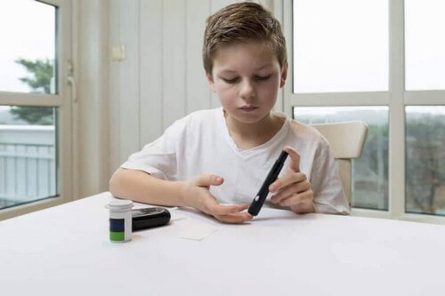Dreng med diabetes måler sit blodsukker 