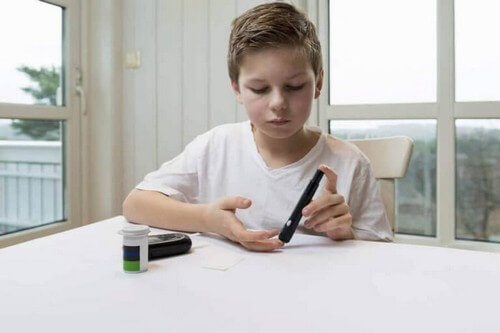 Dreng med diabetes måler sit blodsukker