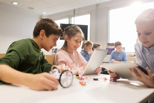 børn der bruger tablets i skolen