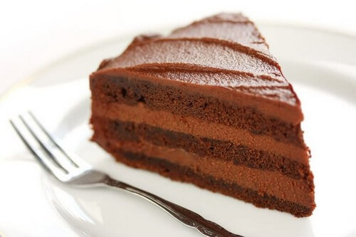 Chokoladekage er blandt de tre lækre kageopskrifter til børn