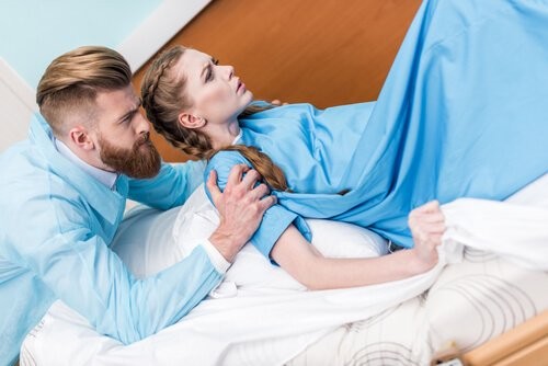 Nogle kvinder oplever opkast under fødslen