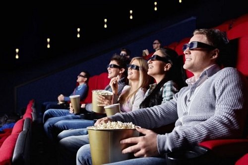 folk der spiser popcorn i biograf