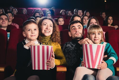 forældre med børn i biograf