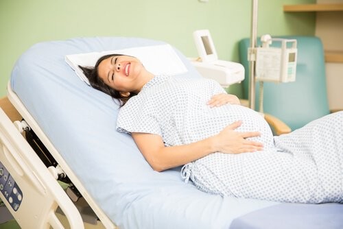 Kvinde oplever smerter under fødslen