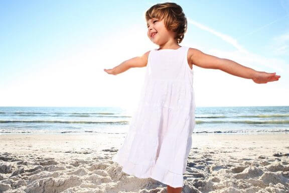 lille pige ved stranden