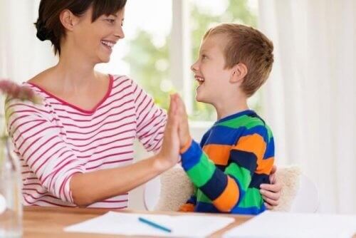Mor giver sit barn en high-five