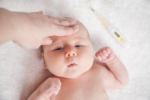 mor der føler på babys pande