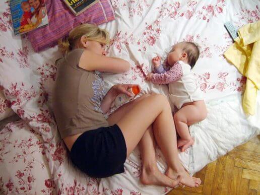 mor og baby der sover