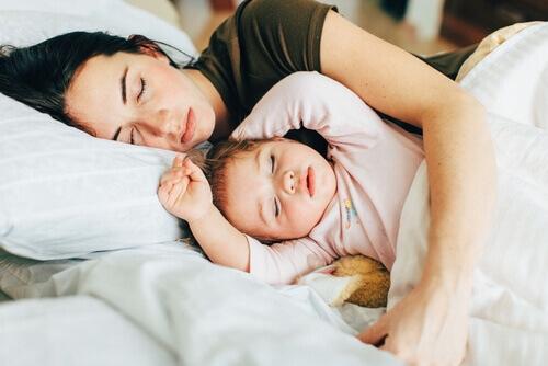 mor og datter der sover sammen