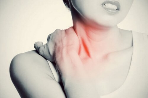 Kvinde har smerter i nakken