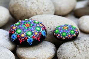 Simple og smukke håndværk ved at dekorere sten
