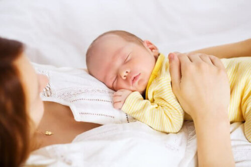 Vejledning til at sove med din baby