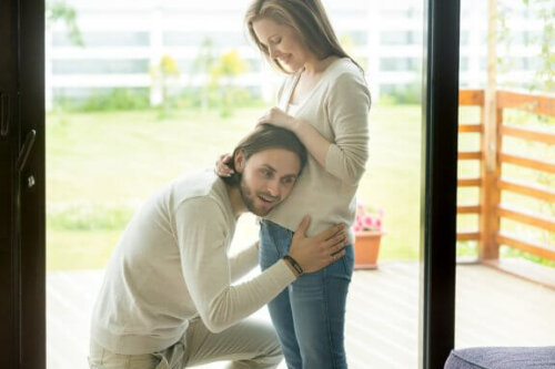 Vigtigheden af at tale med din baby under graviditeten