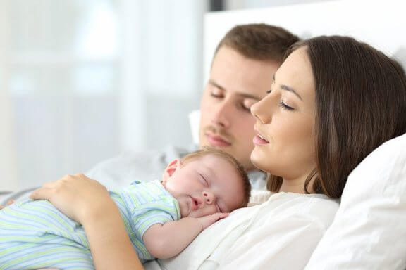 baby der sover på mors bryst