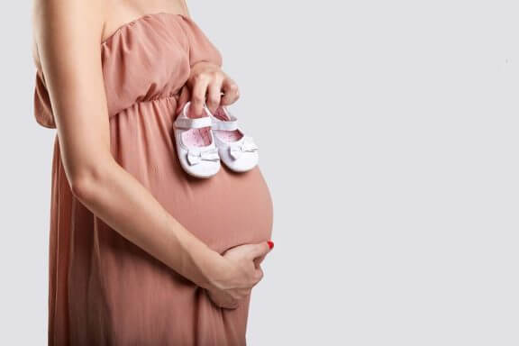 gravid kvinde i kjole