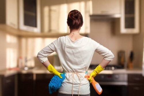 Kvinde gør køkkenet rent 