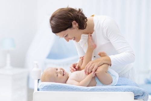 Mor og baby griner sammen under bleskift