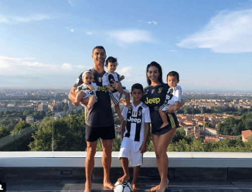 Cristiano Ronaldo sammen med sin familie 