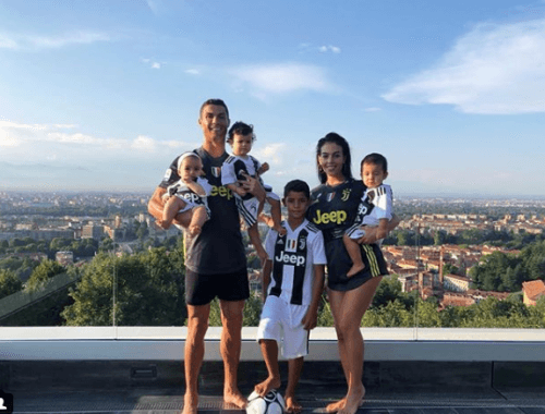 Cristiano Ronaldo sammen med sin familie
