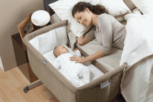 seng til baby ved siden af seng
