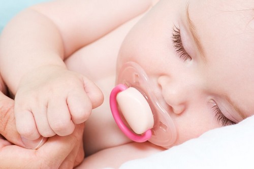 Er det okay for babyer at sove med sut?
