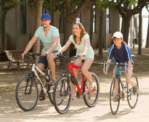 familie på cykeltur