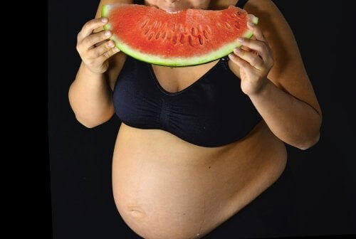 gravid kvinde der spiser vandmelon