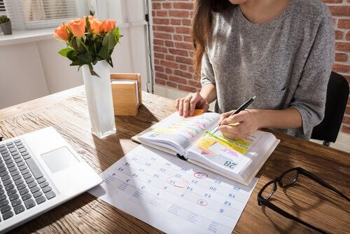 Kvinde noterer i sin kalender 