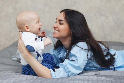 mor der holder grinende baby