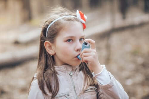 pige med inhalator