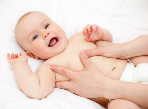 Glad baby får massage