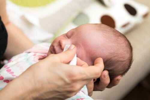 Baby får renset sine øjne