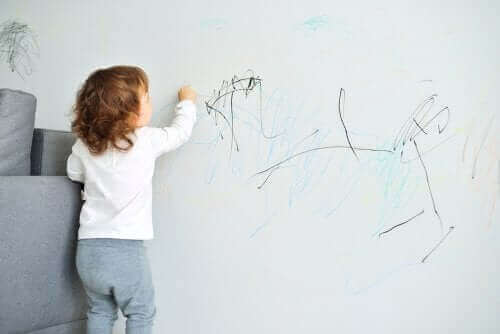 barn der tegner på væg