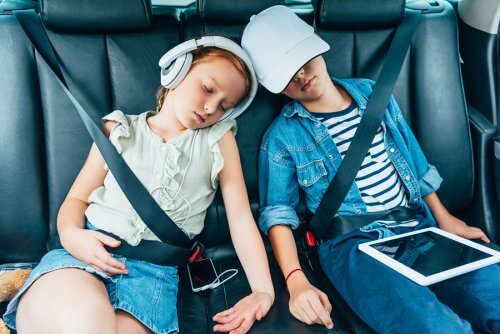 børn der sover i bil