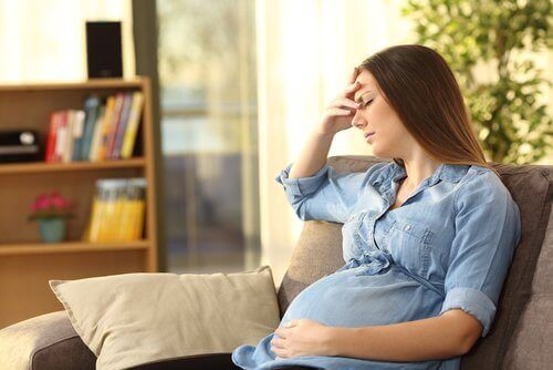 gravid kvinde med hovedpine
